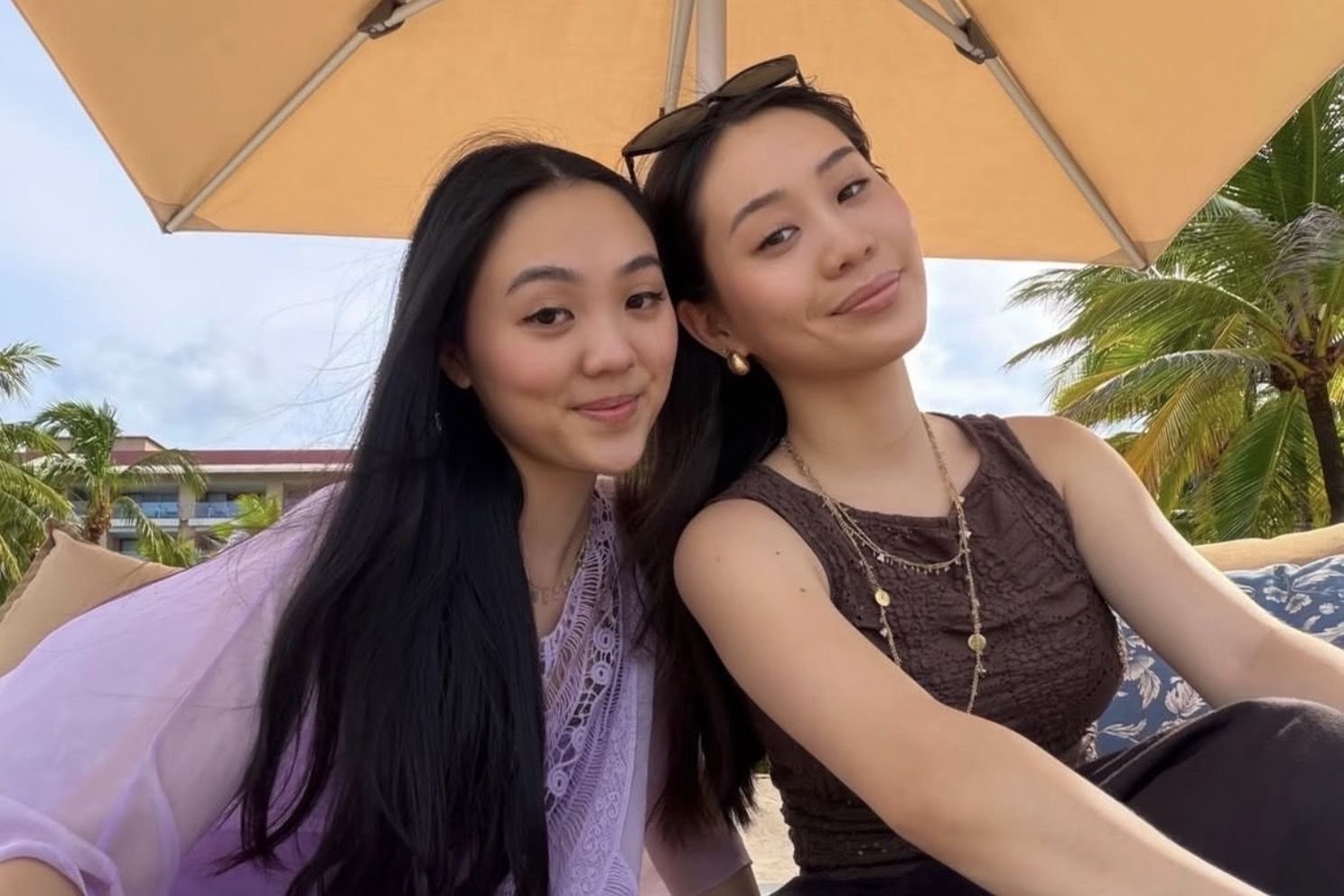 李连杰小女儿23岁生日，与姐姐在巴厘岛庆祝，姐妹同框长得不太像
