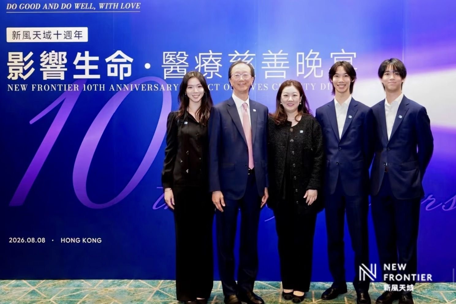 伏明霞一家五口罕露脸，23岁女儿亭亭玉立好漂亮，俩儿子像梁锦松