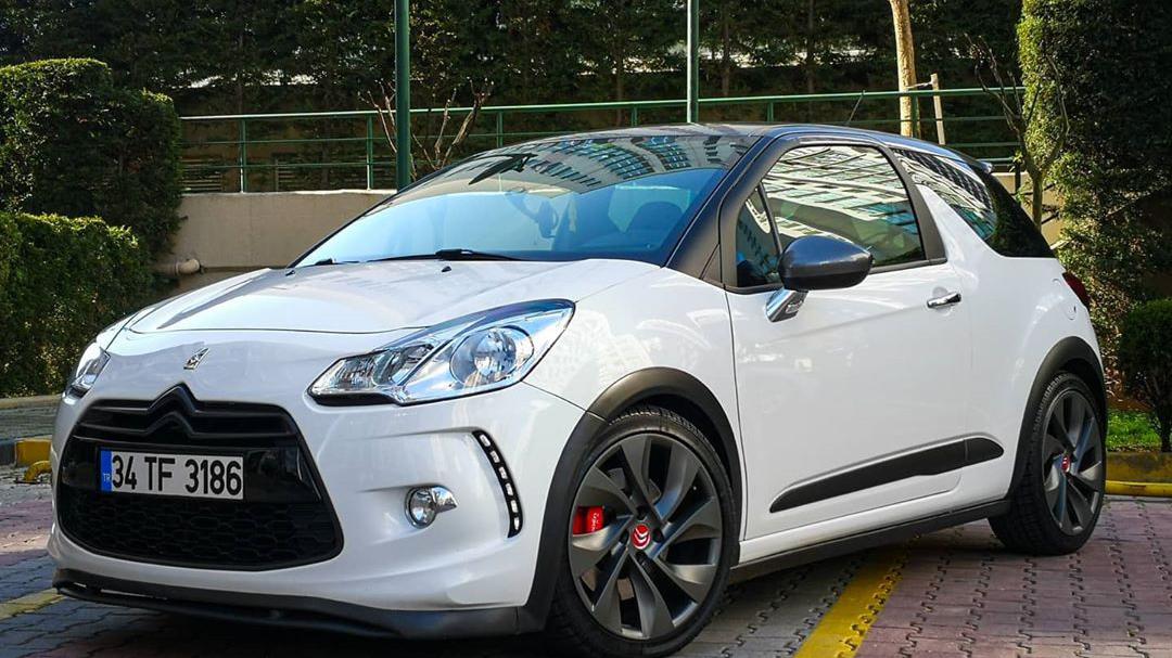 海外实拍：偶遇国内卖25万的法系豪华品牌轿车，现二手价不如飞度