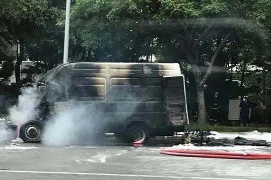 纯电动厢货被追尾，起火司机遇难，新能源真的成熟了么？