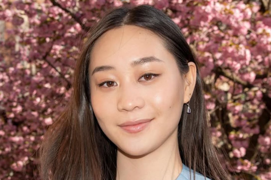 李连杰22岁女儿大学毕业，毕业礼与同学狂欢家人没来，长得像利智