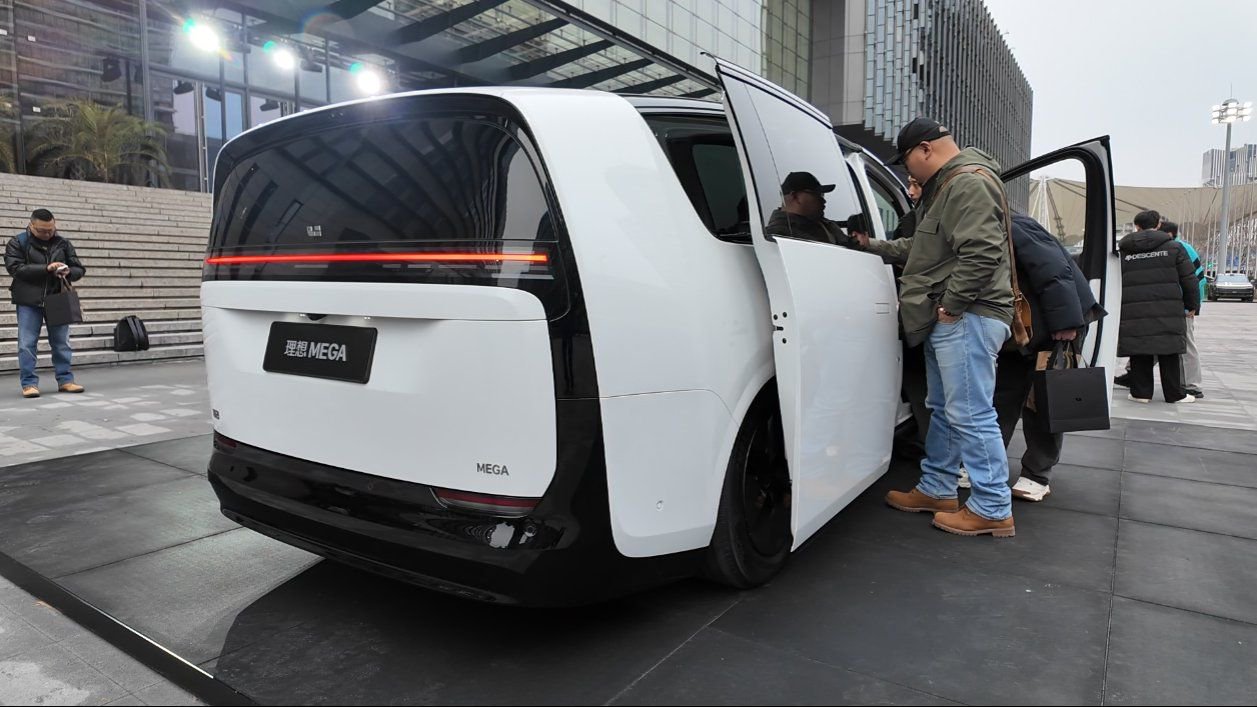 国产首款纯电大型MPV，理想MEGA售价55.98万，将竞争奔驰V级？