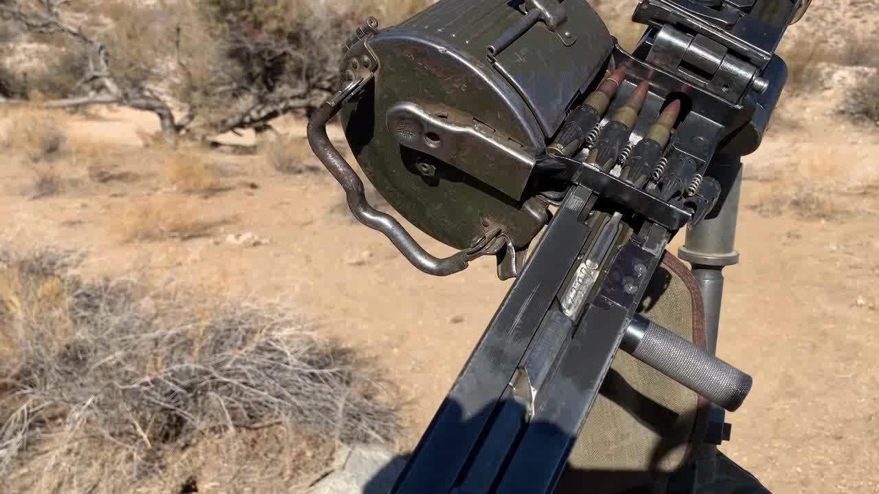 熟悉的mg34通用机枪,采用不可散式弹链供弹,户外靶场