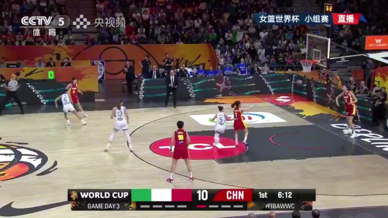 9月8日女篮世界杯！张子宇最霸气的一球出现了，简直是大人打小孩