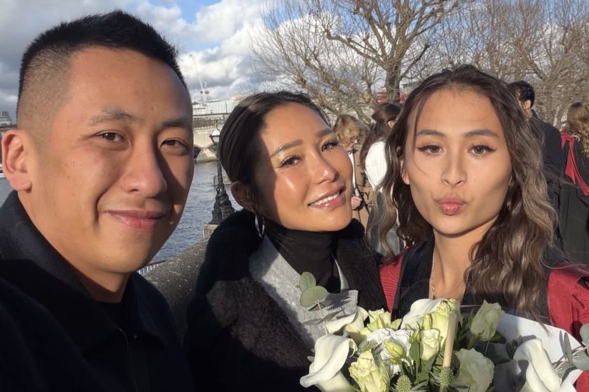 洗米华24岁女儿英国毕业，洗米嫂前往参加毕业礼，继子晒三人合照