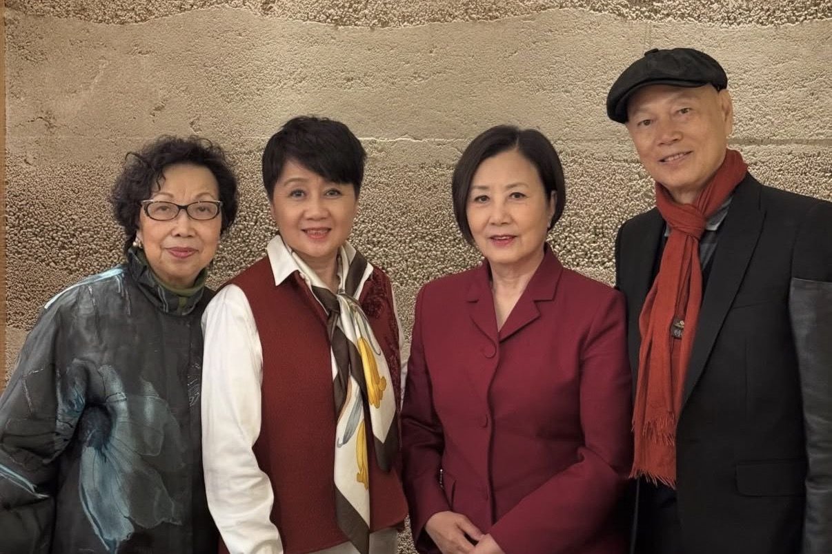 汪明荃夫妇春节到澳门走亲戚，与梁安琪吃饭拜年，亲友们热情招待