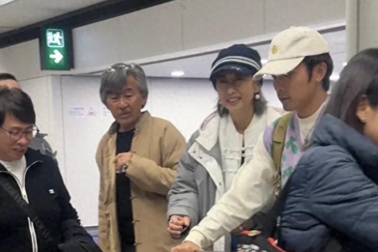 林子祥祖孙三代搭乘飞机，叶蒨文抱孙女坐头等，继子夫妇在经济舱