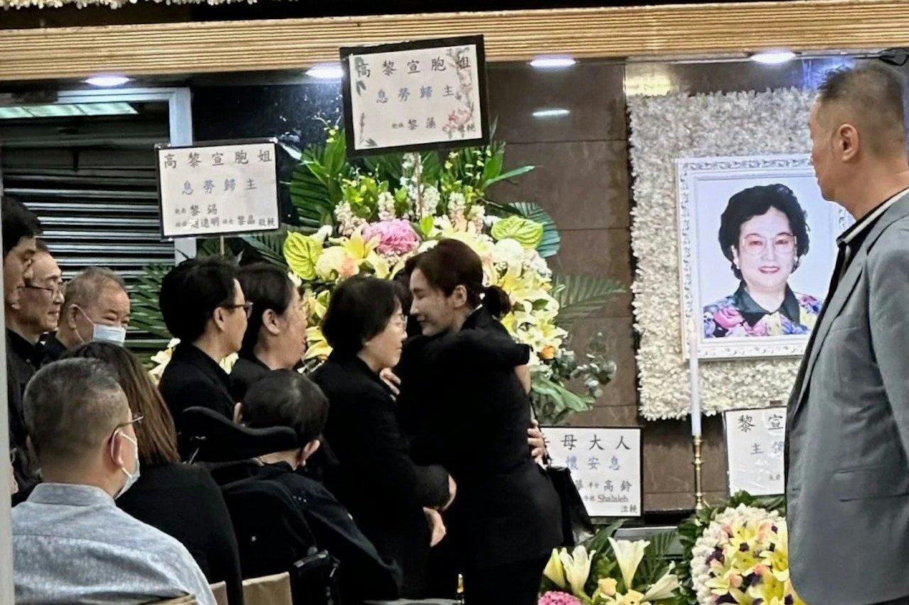 黎姿冒风雨送别姑妈黎宣，与表姐相拥而泣场面伤感，弟弟黎婴也在