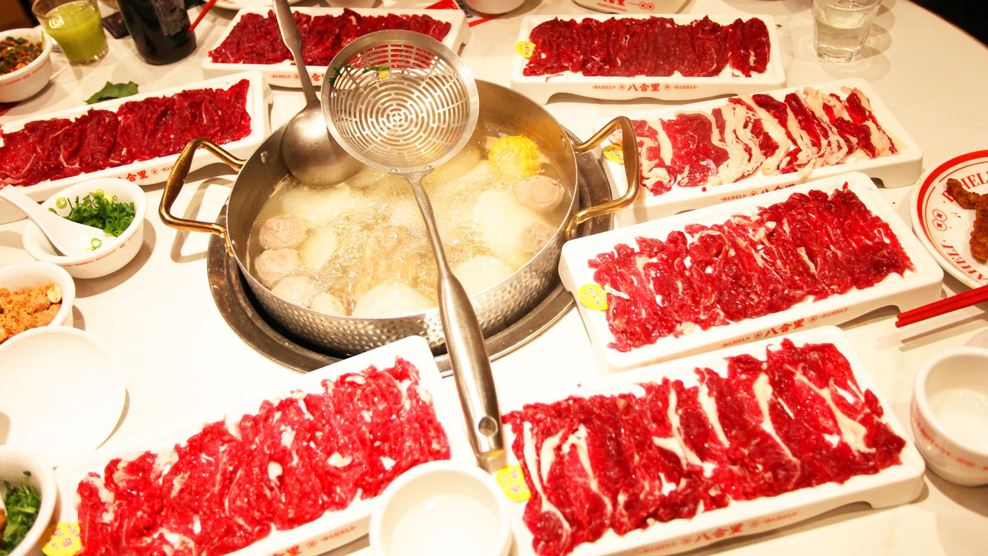 潮汕牛肉火锅：牛肉现切现卖，不同部位牛肉给舌尖带来不同的惊喜|潮汕牛肉火锅|现切现卖|舌尖_新浪新闻