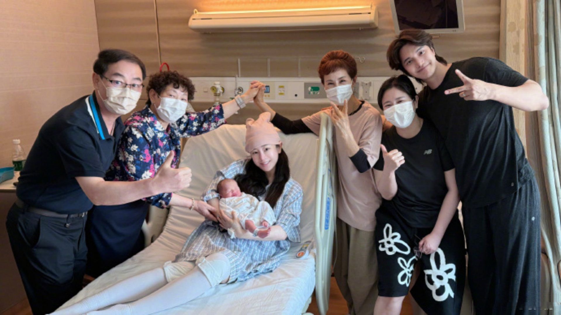 36岁张檬官宣生子喜讯，老公亲自给宝宝剪脐带，晒全家福满满感动