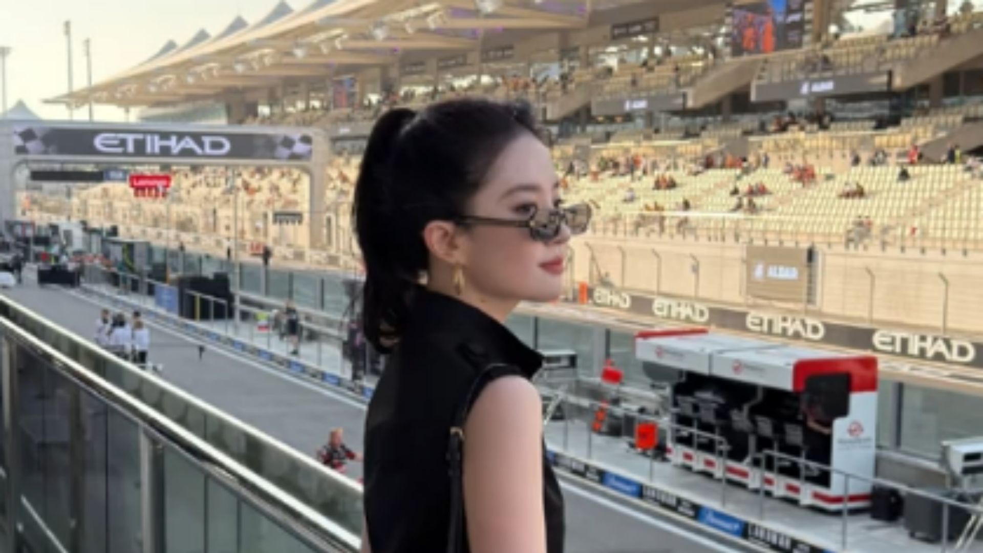 神仙姐姐刘亦菲现身阿布扎比观赛F1，黑色短裙搭配高马尾气场足