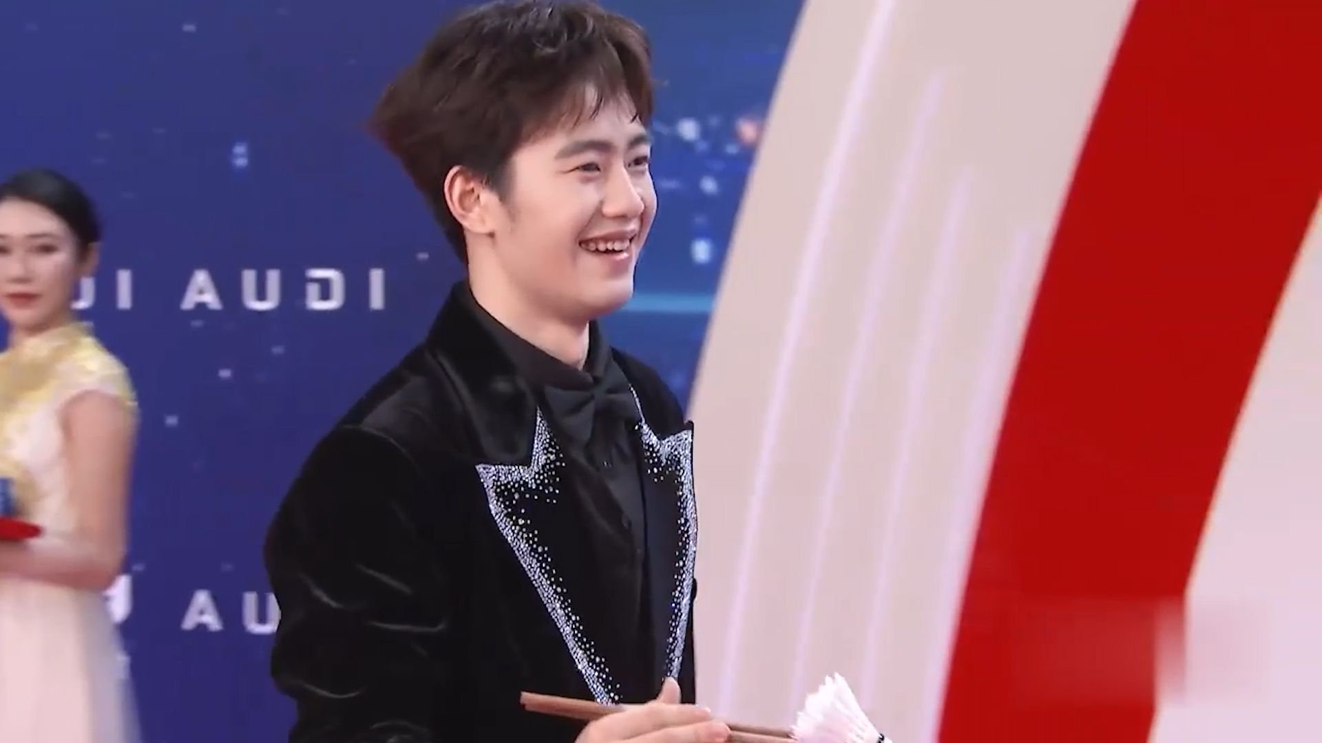 2025CMG体坛荣耀之夜盛大开幕，王昶解锁“筷子夹球”挑战