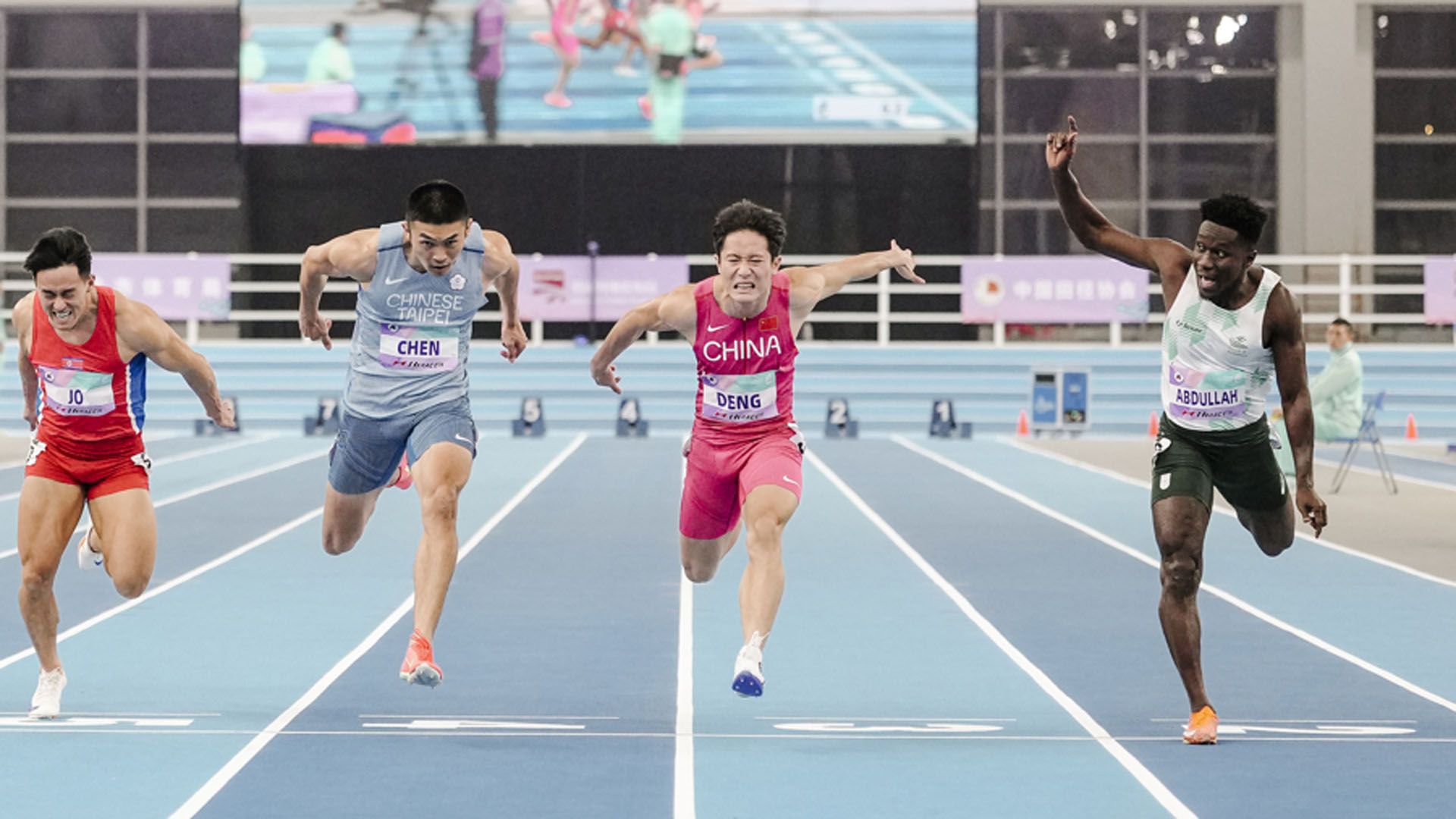 重返亚洲之巅！中国飞人邓信锐60米狂飙夺冠，起跑跟苏炳添一样快