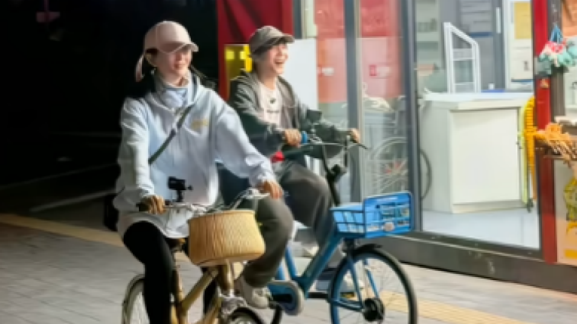 谢娜夜骑为张杰演唱会彩排送花，成年度固定传统，网友直呼好浪漫