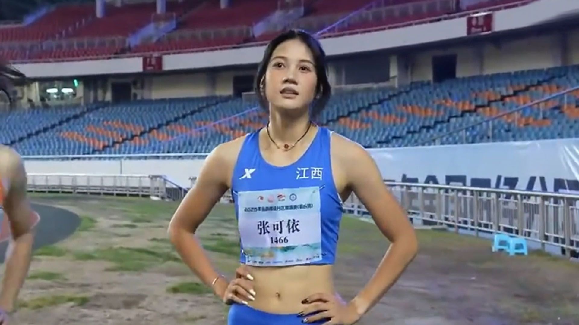 真猛！16岁中国女飞人跨栏上演狂飙夺冠，女版刘翔横空出世