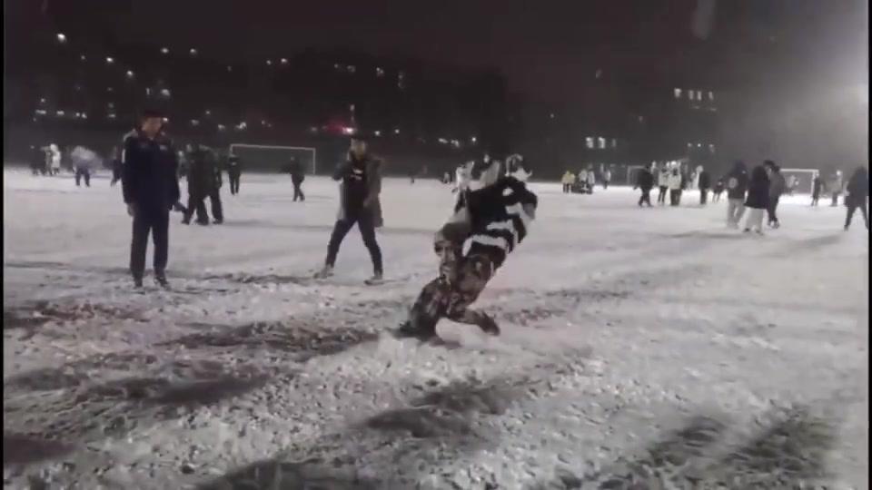 暴雪过后的东北大学生打雪仗,下手太狠,不带医保卡真