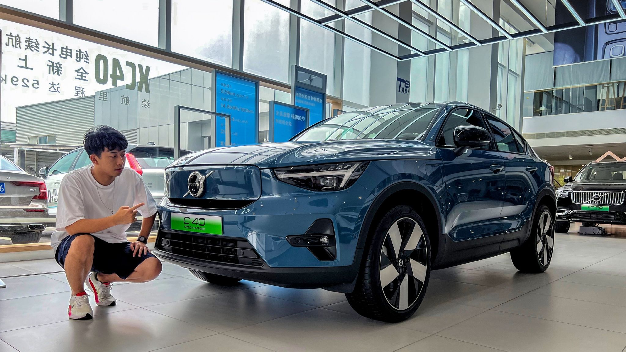 探店沃尔沃C40，定位遛背轿跑SUV，电气化阵营的颜值担当