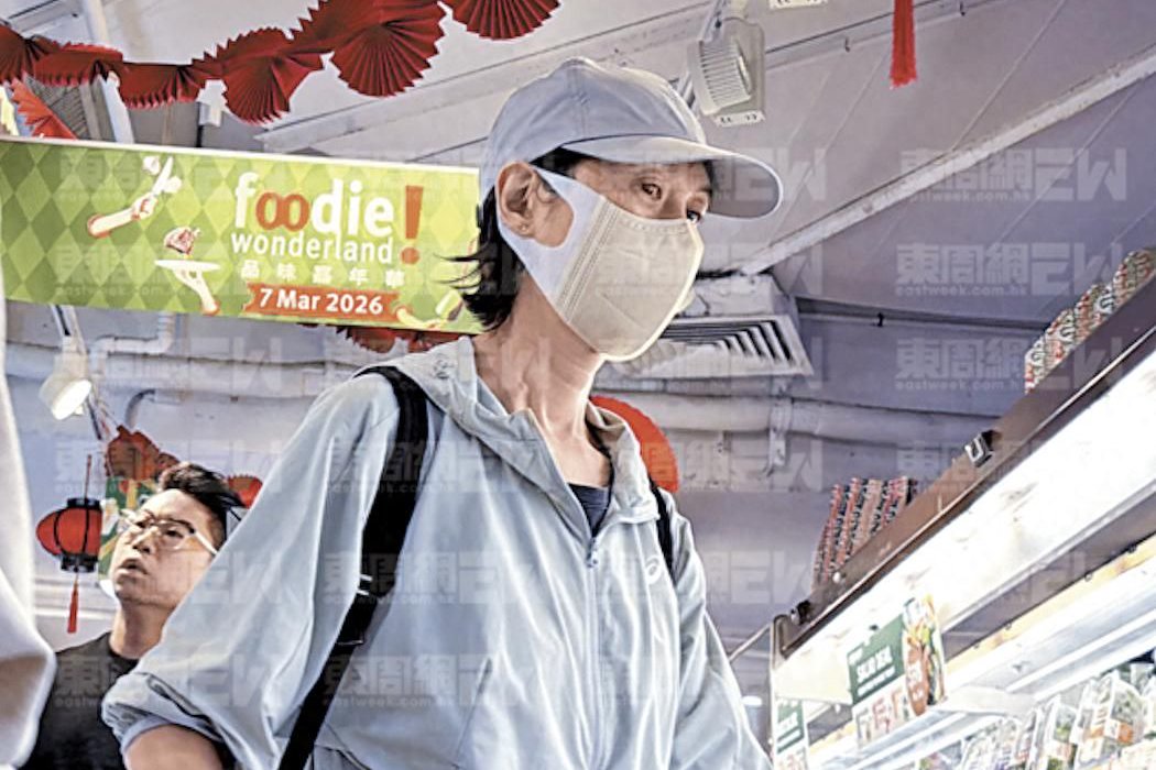 58岁郭蔼明与刘青云超市买菜，1400元背包用了四年，生活朴实平凡