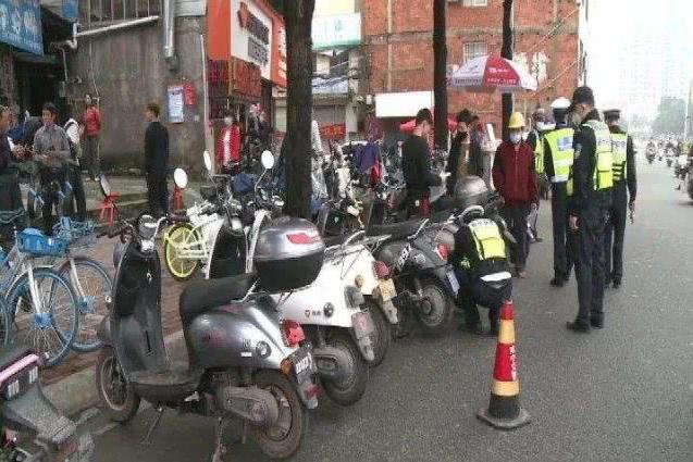 摩托车和电动车都不让骑，拿什么接送孩子？听完专家建议：想打人