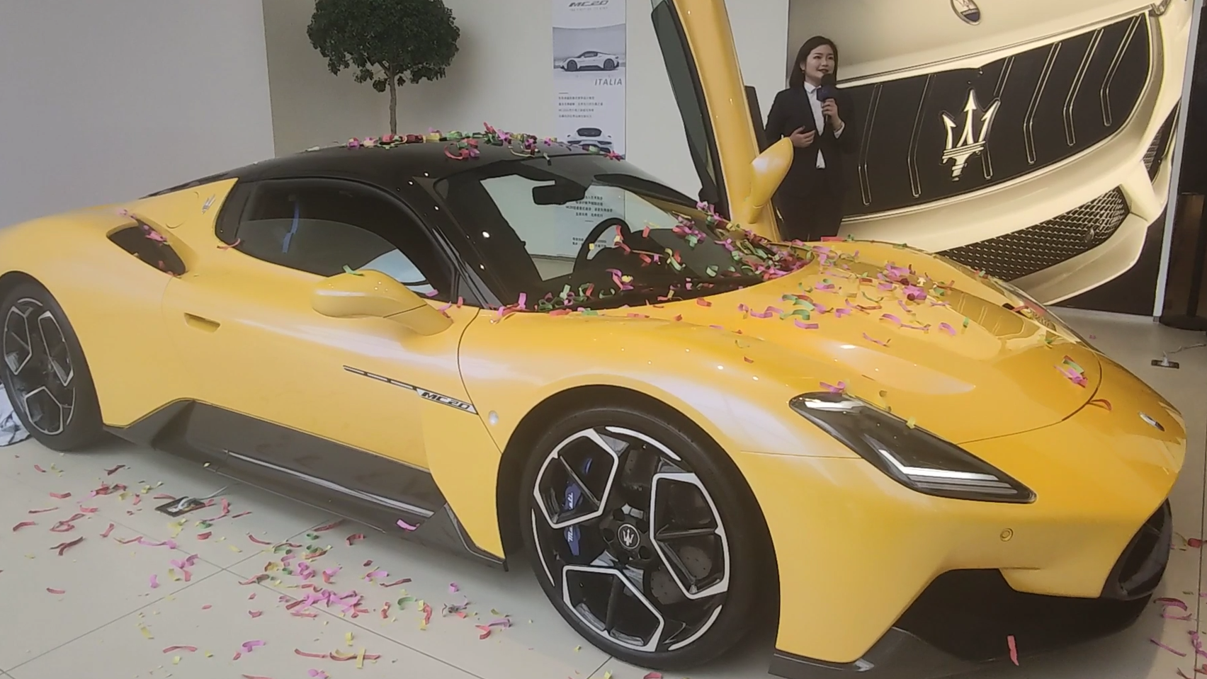 MC20亮相重庆保利汽车 车衣抢镜了