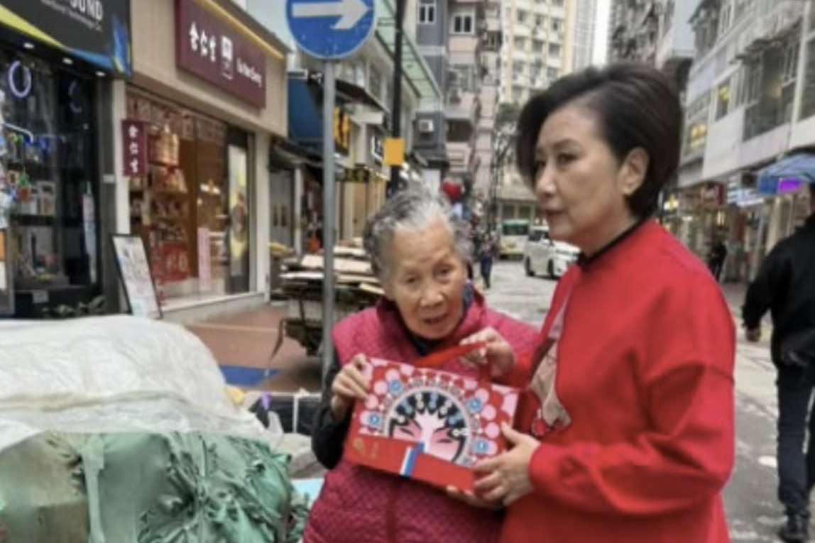 汪明荃给街边小贩送萝卜糕，被曝光顾对方数十年，老人家喜出望外