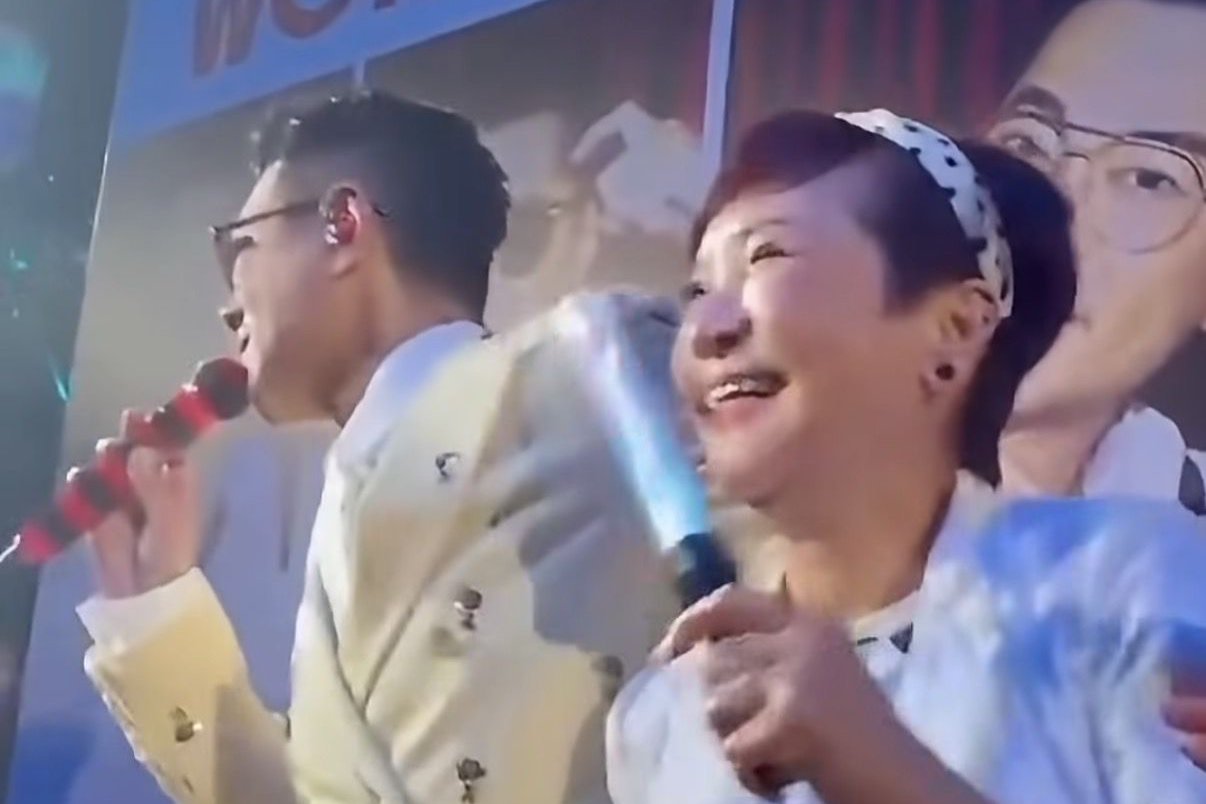 谢贤离世后狄波拉罕露脸，独自看古天乐演出，被对方搂着笑不拢嘴