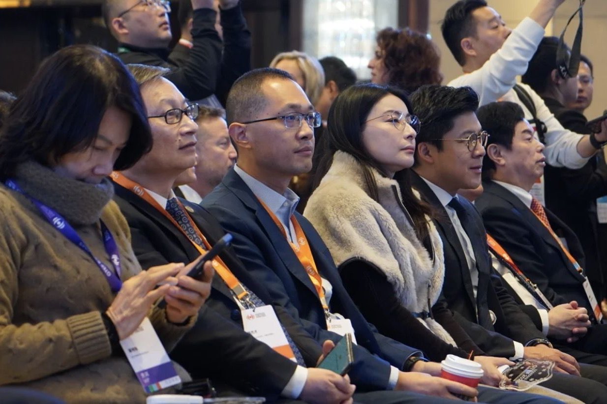 何超琼邀名流齐聚哈尔滨论坛，郭晶晶董明珠坐同一排，谢霆锋也在