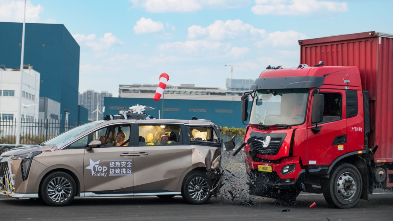 遭大货车夹击连环碰仍可正常开门！这样强的Mpv才30万