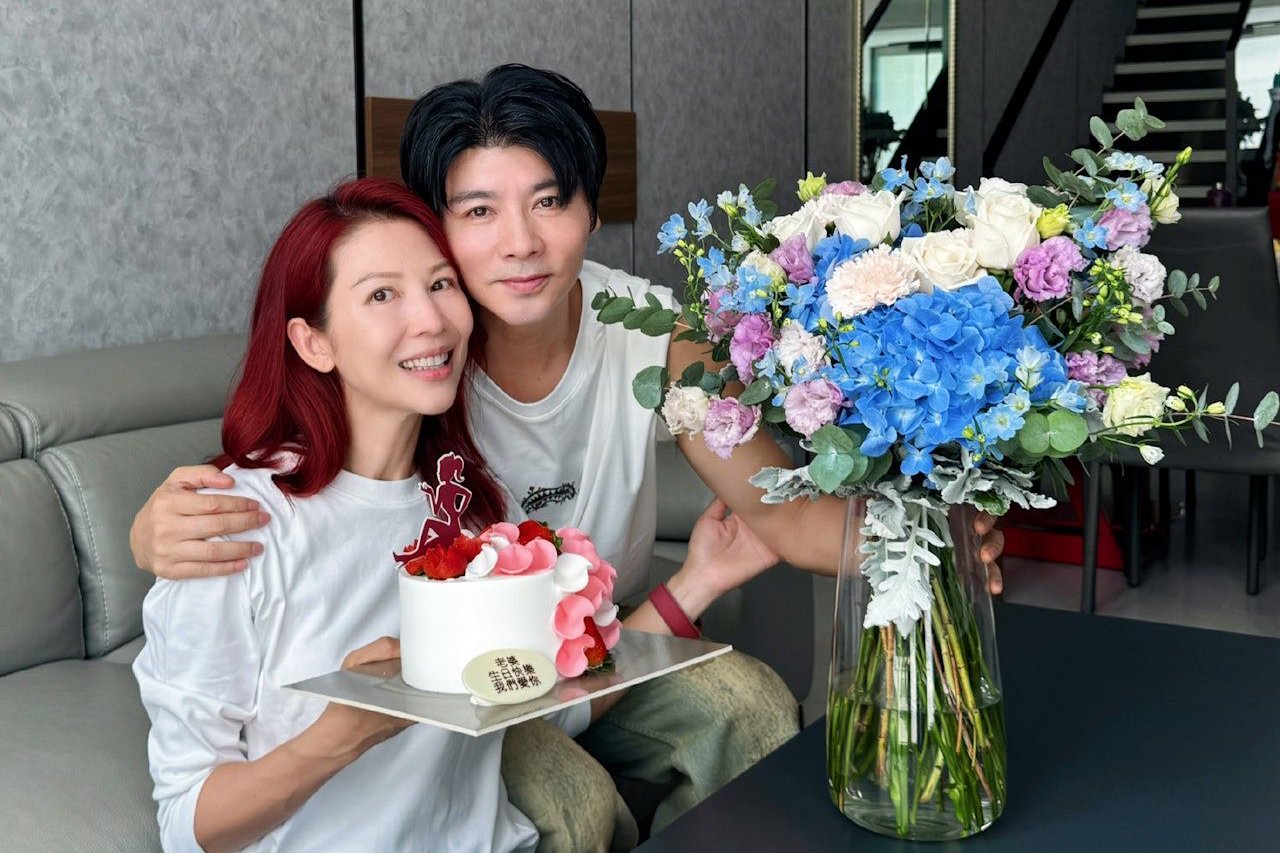 蔡少芬居家陪儿子豪宅曝光，楼高三层好气派，同一小区买了两套房