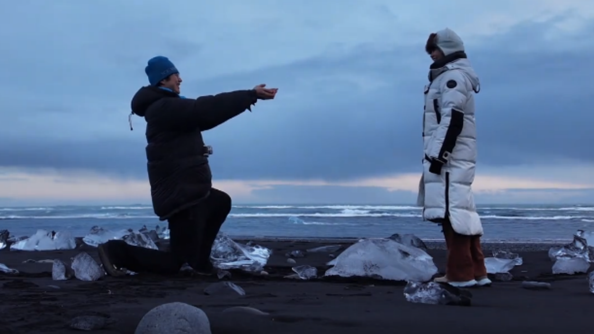 现实版《狙击蝴蝶》！42岁金莎被小19岁男友在冰岛求婚成功