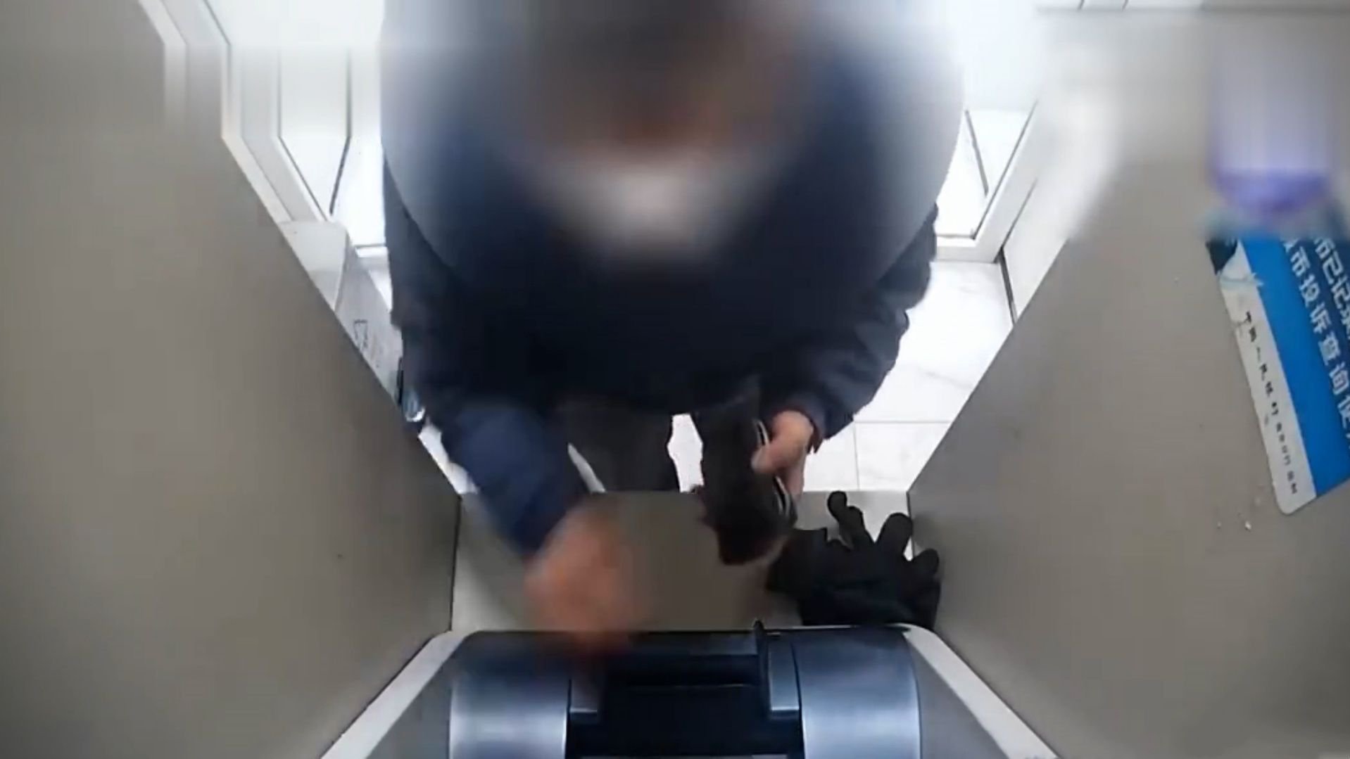 男子捡银行卡两次猜中密码