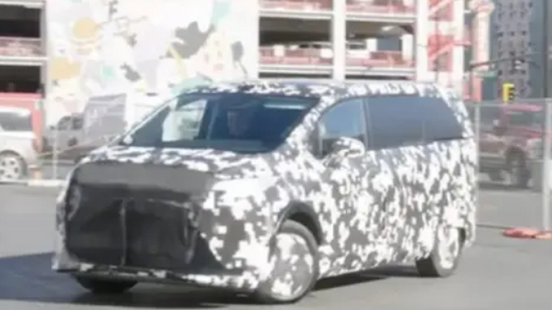 对标丰田！法拉第未来发布第二品牌FX，首款AI-MPV伪装车图曝光