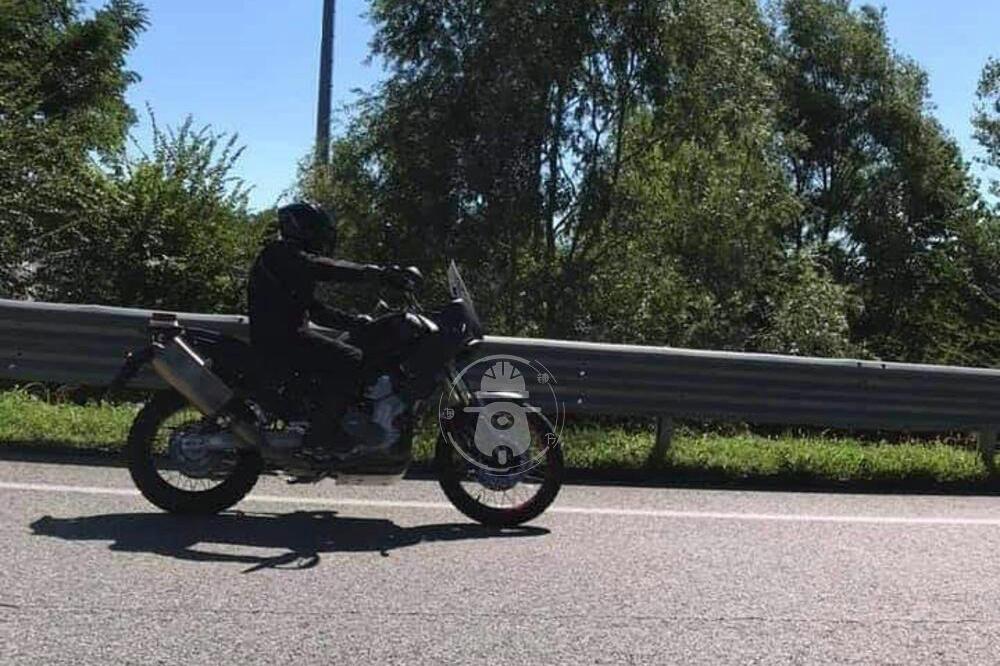 全新中量级拉力摩托亮相 阿普利亚Tuareg 660路试谍照被曝光