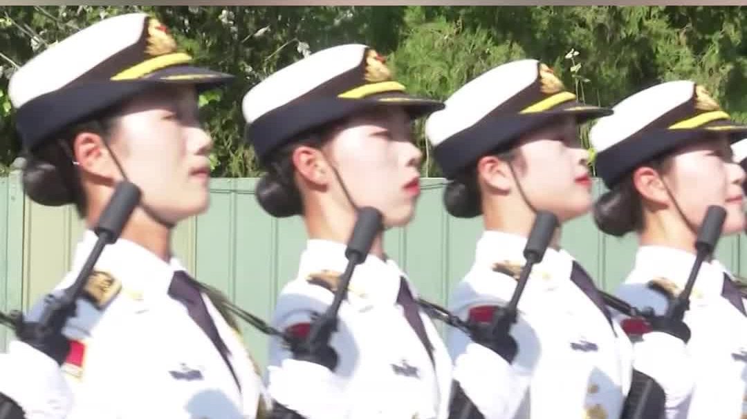 当“小跳蛙”遇上正步 看阅兵场上的“花木兰”如何攻克训练难关