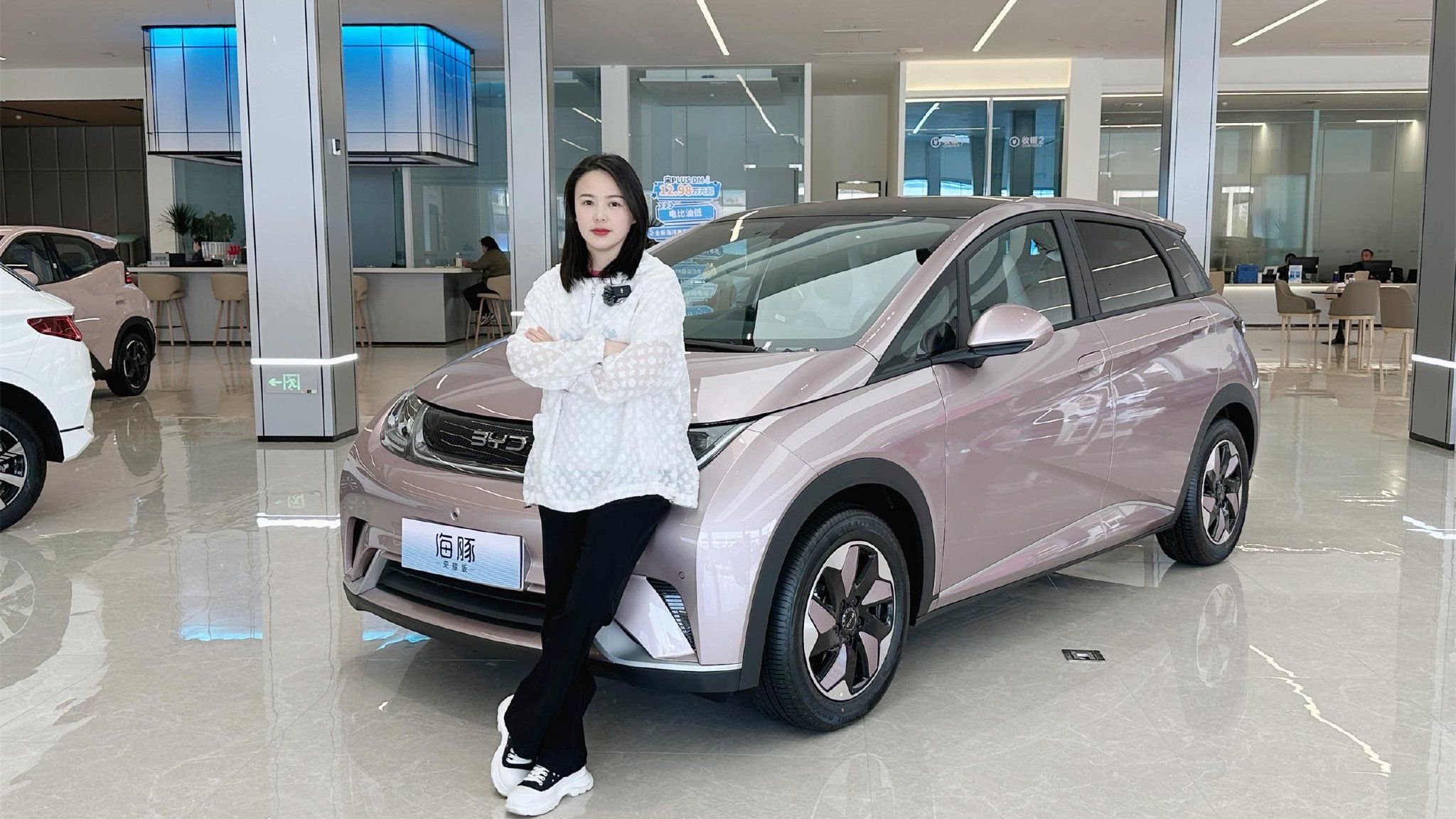 探店实拍：增配还降价，同级无对手，比亚迪海豚荣耀版该选哪款？