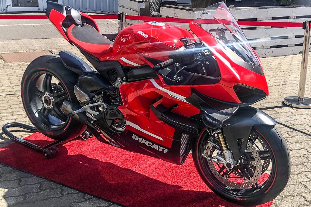 全球首台V4 Superleggera亮相 最强杜卡迪零距离实拍