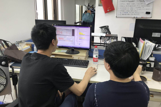 之前他为什么老是一直发呆盯着我看了七八次，然后有时候碰见还...