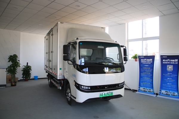 新一代物流人“潮酷轻卡”实拍吉利远程星智H|卡车之友网