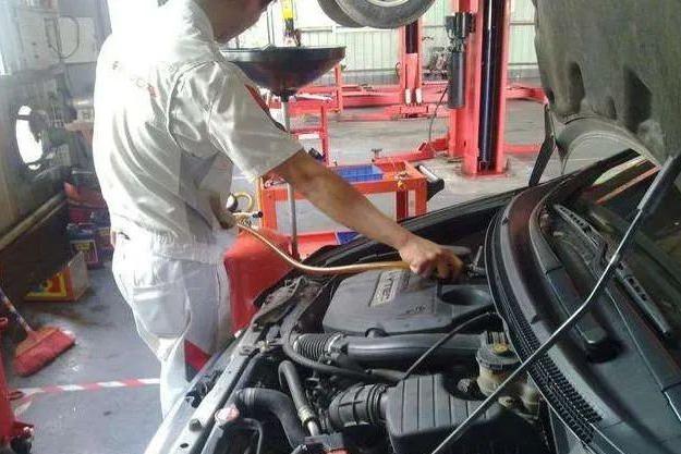 这5个错误汽车保养还在做？螺栓过紧会造成滑扣！