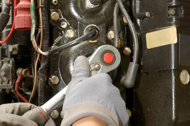 自己动手更换火花塞后发动机就报废了，都是因为拆装时候一不小心