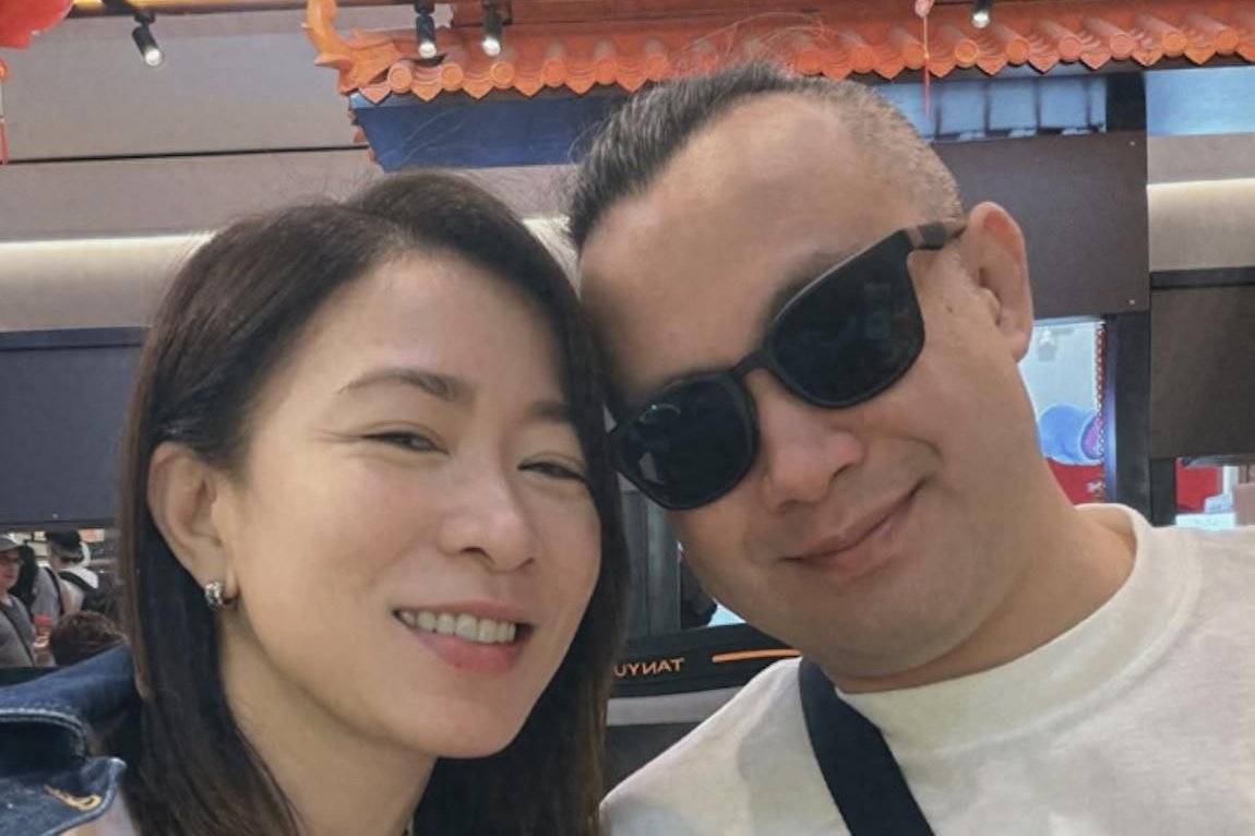 佘诗曼陪家人出国旅游，45岁弟弟罕露脸有型有款，姐弟俩长得不像