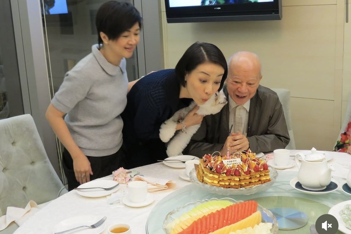 吴君如父亲夏春秋离世，前儿媳江美仪悼念，离婚后仍视对方为家翁