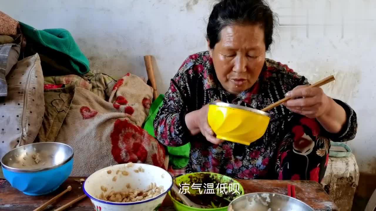 这个农村老太太吃饭又吃到最后，黄豆粒吃的真香啊