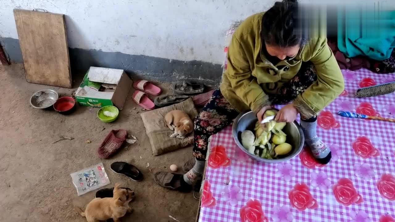 这个农村老太太切土豆，家里的小狗小鸡都来要土豆丝吃场面好温馨