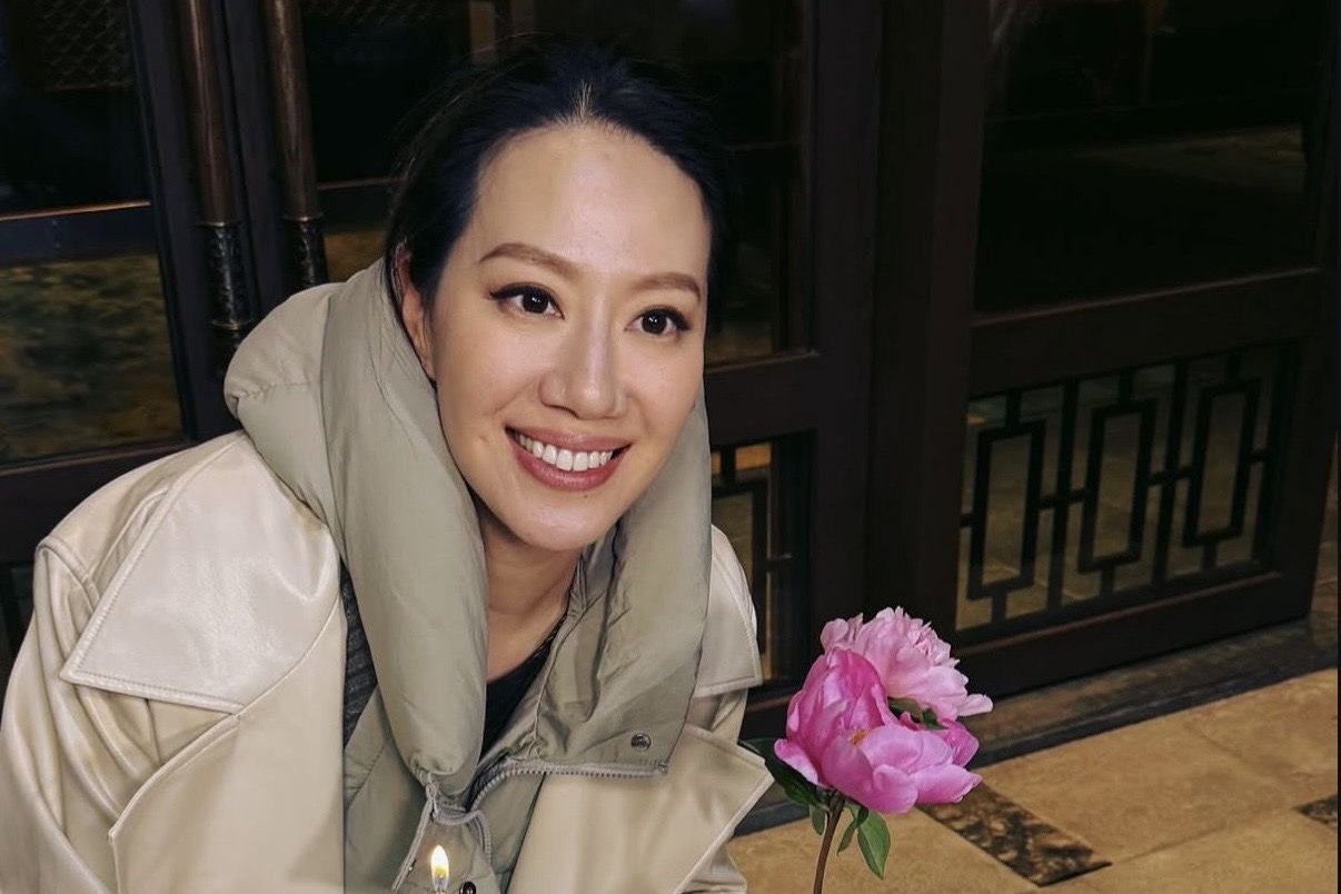 汪诗诗在九寨沟旅游，获吕良伟夫妇庆生，与儿子吹蜡烛笑不拢嘴