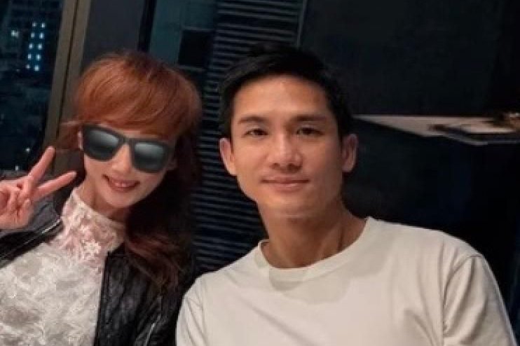 蔡卓妍公开婚讯后前任罕露脸，与阔少聚会心情大好，身边不缺女伴