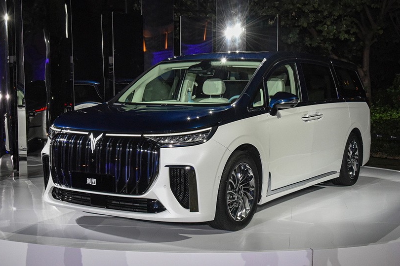 岚图MPV对手是奔驰V级？尺寸/智能/配置对比，谁好