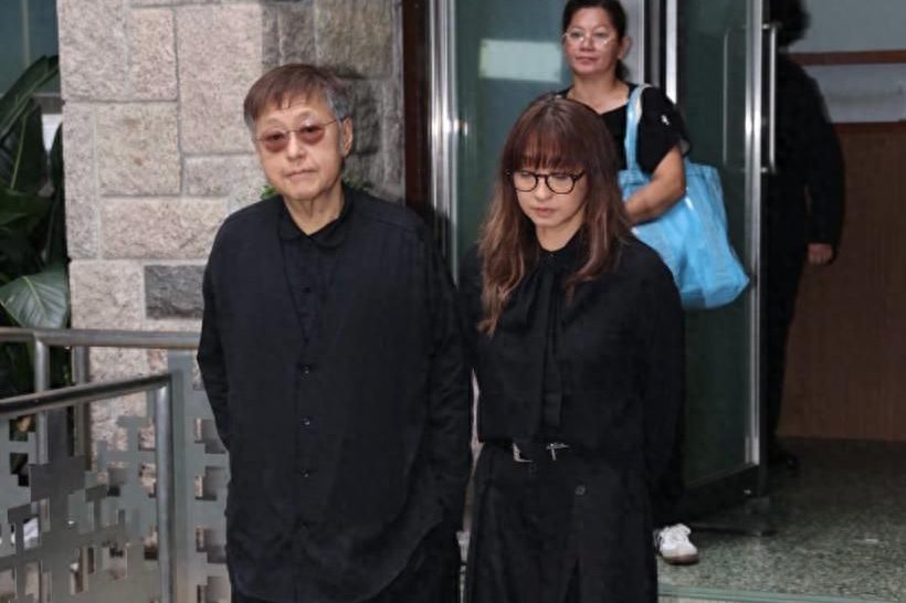 香港电影人出殡儿子捧遗照，钟楚红送别泣不成声，刘德华送了花牌