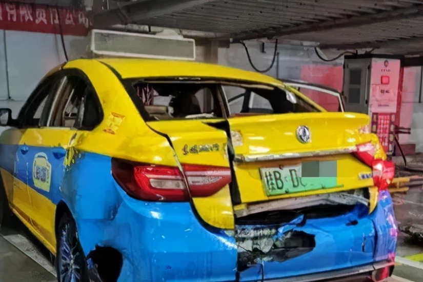 突发！柳州一新能源出租车疑似充电时突然起火