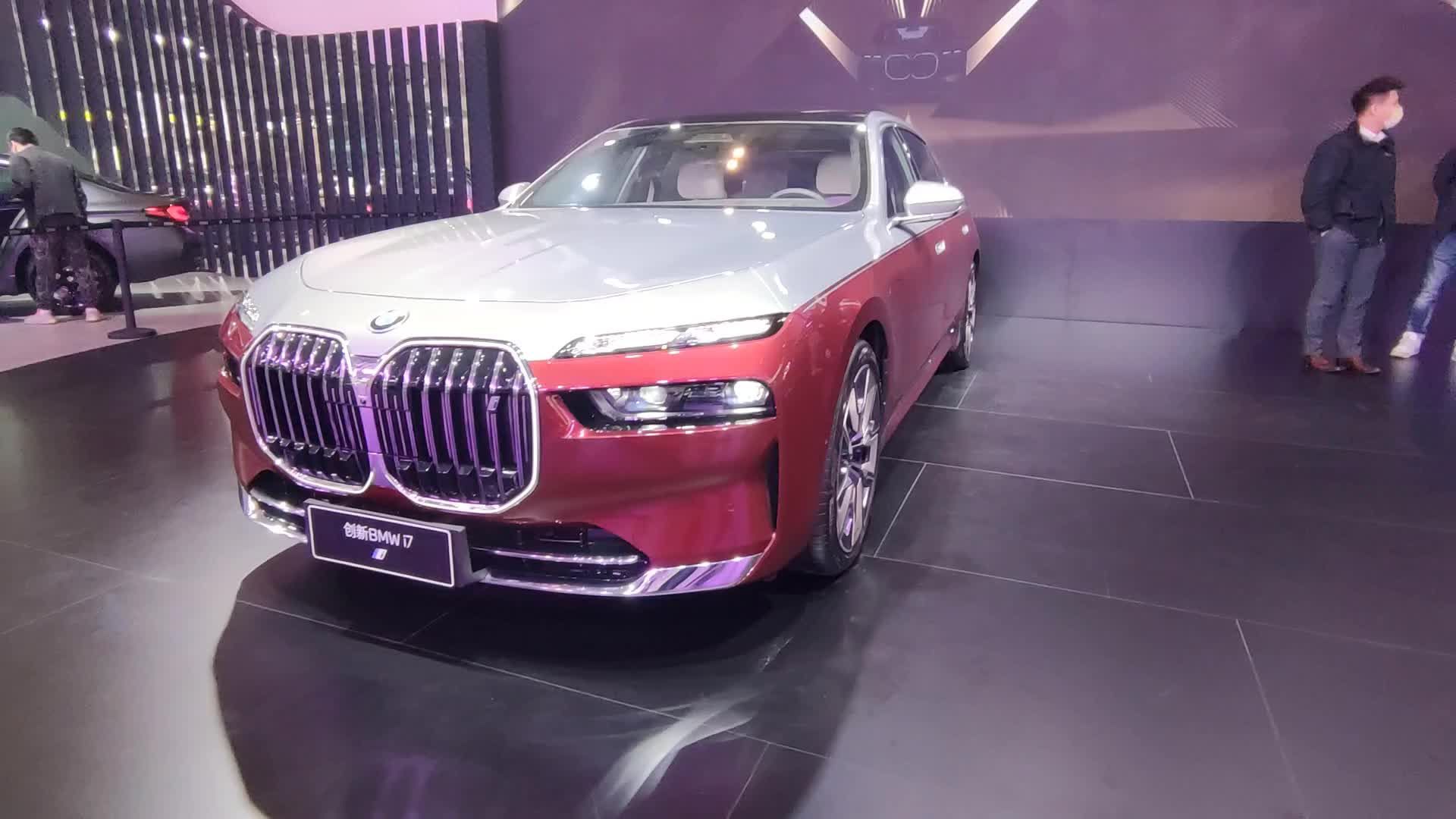 大型豪华纯电车型 天津车展抢先体验宝马i7